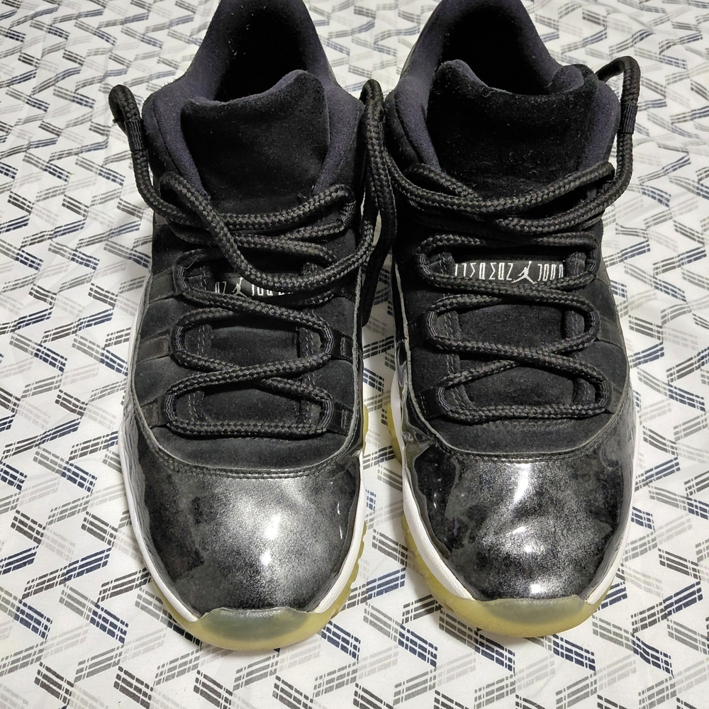 Jordan Black and Yellow Sneakers - Picture 7 of 8